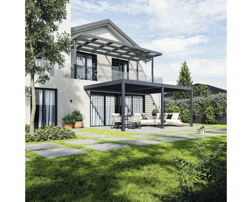 Dom s terasou, pergolou a záhradným nábytkom na trávniku