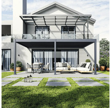 Terasa s pergolou, záhradným nábytkom a trávnikom pred rodinným domom.