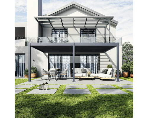 Terasa s pergolou, záhradným nábytkom a trávnikom pred rodinným domom.