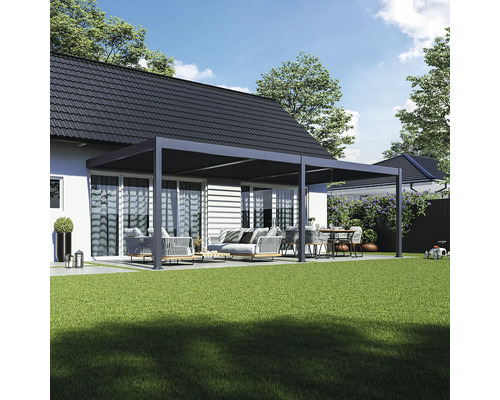 Terasa s pergolou a záhradným nábytkom na trávniku pred domom