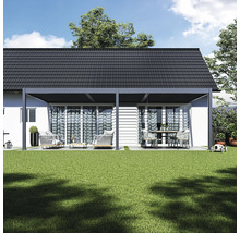 Terasa s pergolou, záhradným nábytkom a trávnikom.