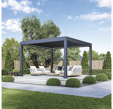 Moderná pergola so sedacou súpravou v záhrade.