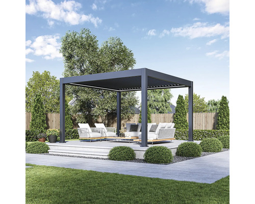 Moderná pergola so sedacou súpravou v záhrade.