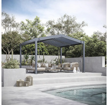 Pergola so sedením pri bazéne v záhrade.