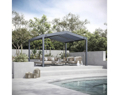 Pergola so sedením pri bazéne v záhrade.