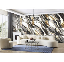 Obývacia izba s mramorovou stenou, pohovkou a konferenčným stolíkom