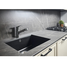 Kuchynský drez s batériou v moderné kuchyni