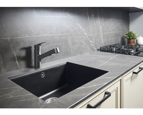 Kuchynský drez s batériou v moderné kuchyni