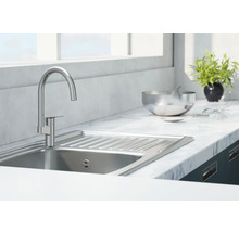 Kuchynský drez s vodovodnou batériou na pracovnej doske