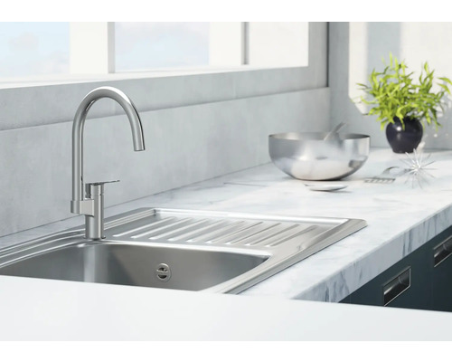 Kuchynský drez s vodovodnou batériou na pracovnej doske