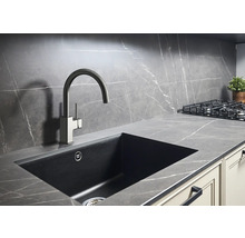 Kuchynský drez s vodovodnou batériou v modernom kuchynskom prostredí