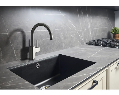 Kuchynský drez s vodovodnou batériou v modernom kuchynskom prostredí