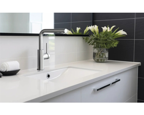 Umývadlo s batériou a bielymi ľaliami vo váze