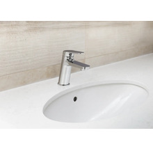 Snímka umývadla s vodovodnou batériou