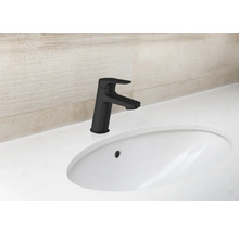 Umývadlová batéria v kúpeľni s keramickým umývadlom