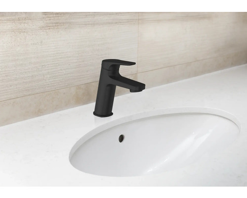 Umývadlová batéria v kúpeľni s keramickým umývadlom