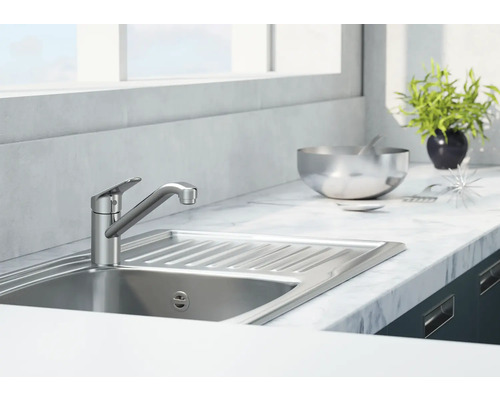 Kuchynský drez s vodovodnou batériou na pracovnej doske