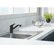 Kuchynský drez s batériou a odkvapkávacou plochou na pracovnej doske