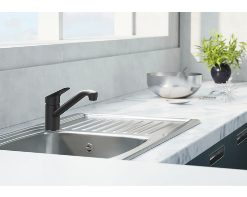 Kuchynský drez s batériou a odkvapkávacou plochou na pracovnej doske