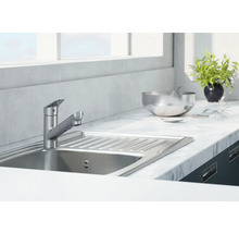 Kuchynská scéna s drezom, batériou a dekoráciou