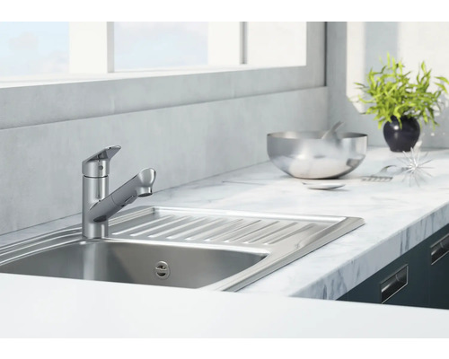 Kuchynská scéna s drezom, batériou a dekoráciou