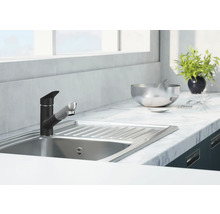 Drezová batéria v modernom kuchynskom dizajne s drezom