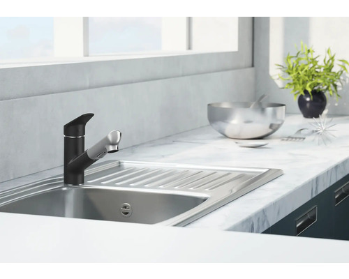 Drezová batéria v modernom kuchynskom dizajne s drezom