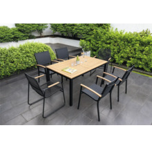 Záhradná scéna s jedálenským stolom a stoličkami pre vonkajšie použitie.