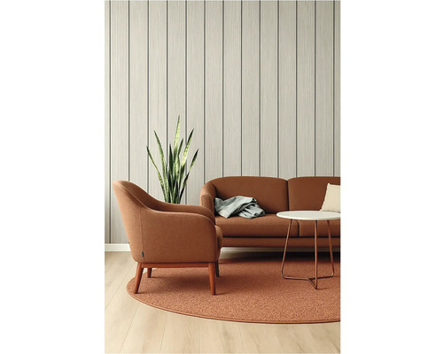 Obývacia izba s pohovkou, kreslom, stolom a izbovou rastlinou pred stenovými panelmi