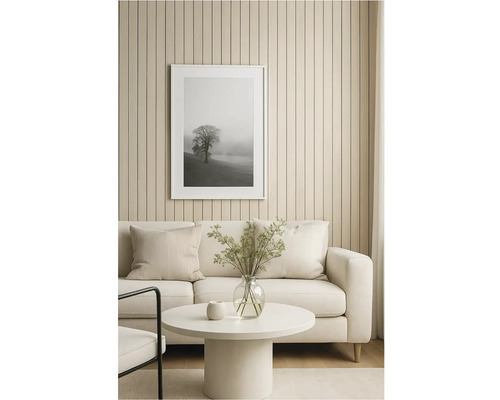 Obývacia izba s pohovkou, stolom a zarámovaným obrazom stromu