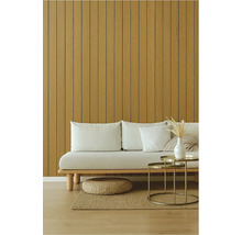 Obývacia izba s nástennými panelmi, pohovkou, stolom a kobercom