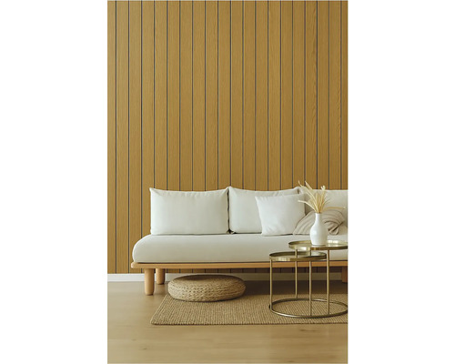 Obývacia izba s nástennými panelmi, pohovkou, stolom a kobercom