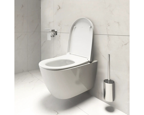 Závesné WC s otvoreným záchodovým vekom a WC kefou