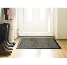 Vstupný priestor s rohožkou, topánkami a stojanom na dáždniky