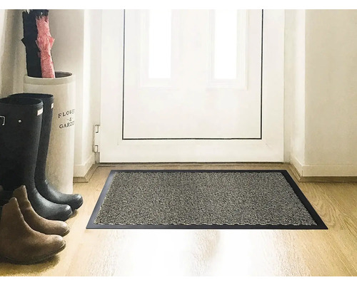 Vstupný priestor s rohožkou, topánkami a stojanom na dáždniky