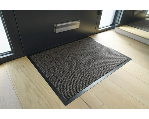 Rohožka pred vchodovými dverami na drevenej podlahe