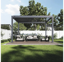 Pergola s lamelovou strechou a sedením v záhrade.