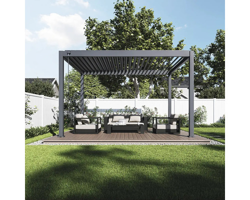 Pergola s lamelovou strechou a sedením v záhrade.