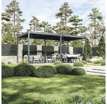 Pergola v záhrade so sedacou súpravou a jedálenským stolom