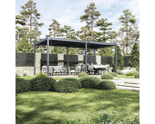 Pergola v záhrade so sedacou súpravou a jedálenským stolom