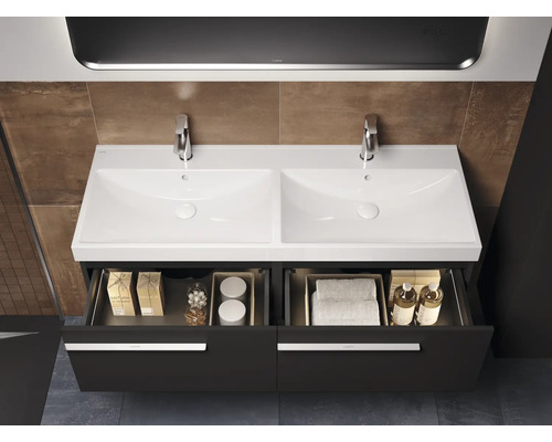 Dvojité umývadlo s otvoreným zásuvkovým systémom v kúpeľni