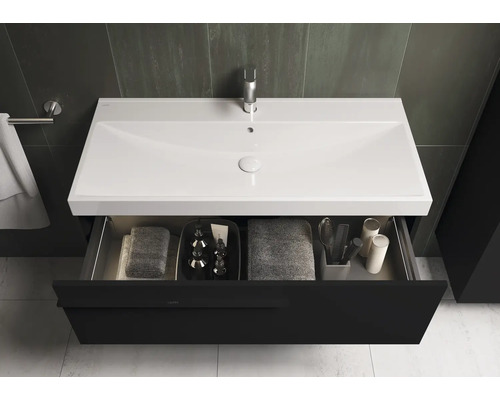 Skrinka pod umývadlo s otvorenou zásuvkou, umývadlom, batériou a uterákmi v kúpeľni