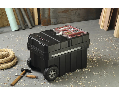 Bedňa na náradie s kolieskami, kladivo a lano