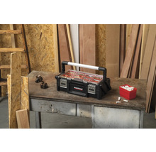 Box na náradie Pattfield s rôznym náradím na ponku