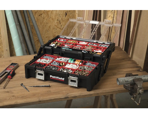 Otvorený čierny box Pattfield s priehľadným vekom a rôznymi skrutkami, klincami a hmoždinkami na drevenom stole.