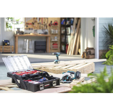 Dielňa so súpravou náradia, kotúčovou pílou a vŕtačkou na drevených trámoch