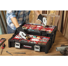 Otvorený čierny box na náradie s červeným vnútrom, plný rôznych nástrojov a skrutiek.