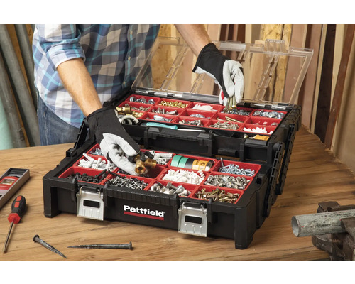 Otvorený čierny box na náradie s červeným vnútrom, plný rôznych nástrojov a skrutiek.