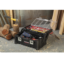 Otvorený čierny kufor na náradie s náradím, sekerou a drevom