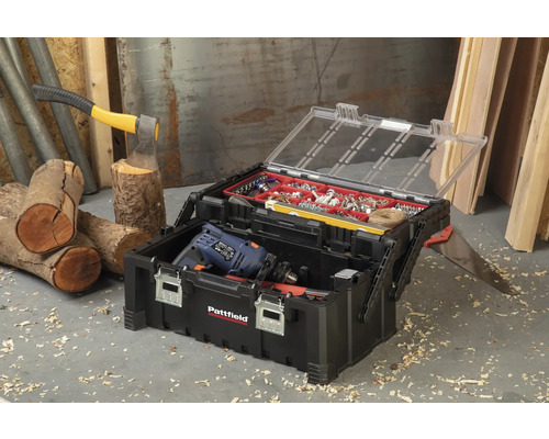 Otvorený čierny kufor na náradie s náradím, sekerou a drevom